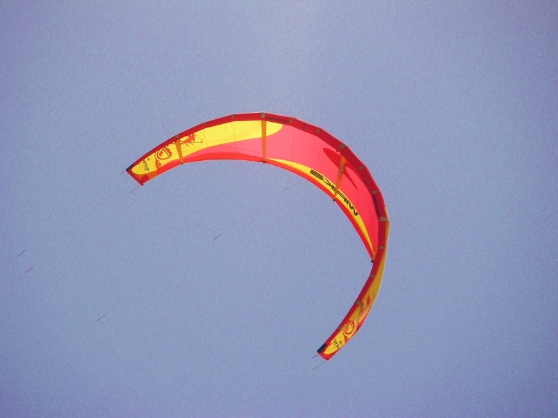 Bunter Kite-Schirm über dem Strand von Sal