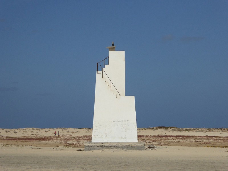 Leuchtturm am Strand der Insel Sal, Kapverden